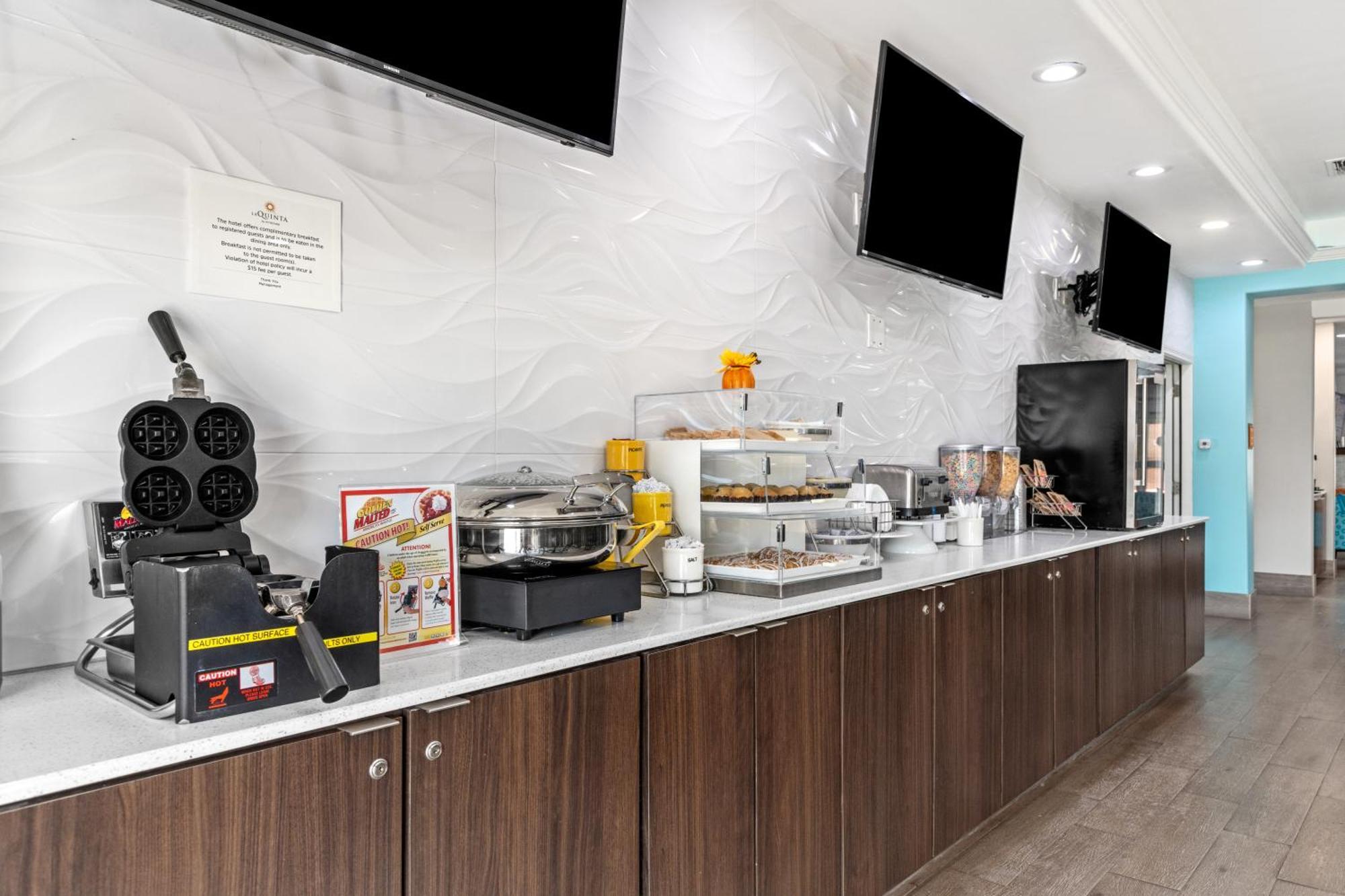 La Quinta Inn Suites By Wyndham Raymondville Harlingen Экстерьер фото