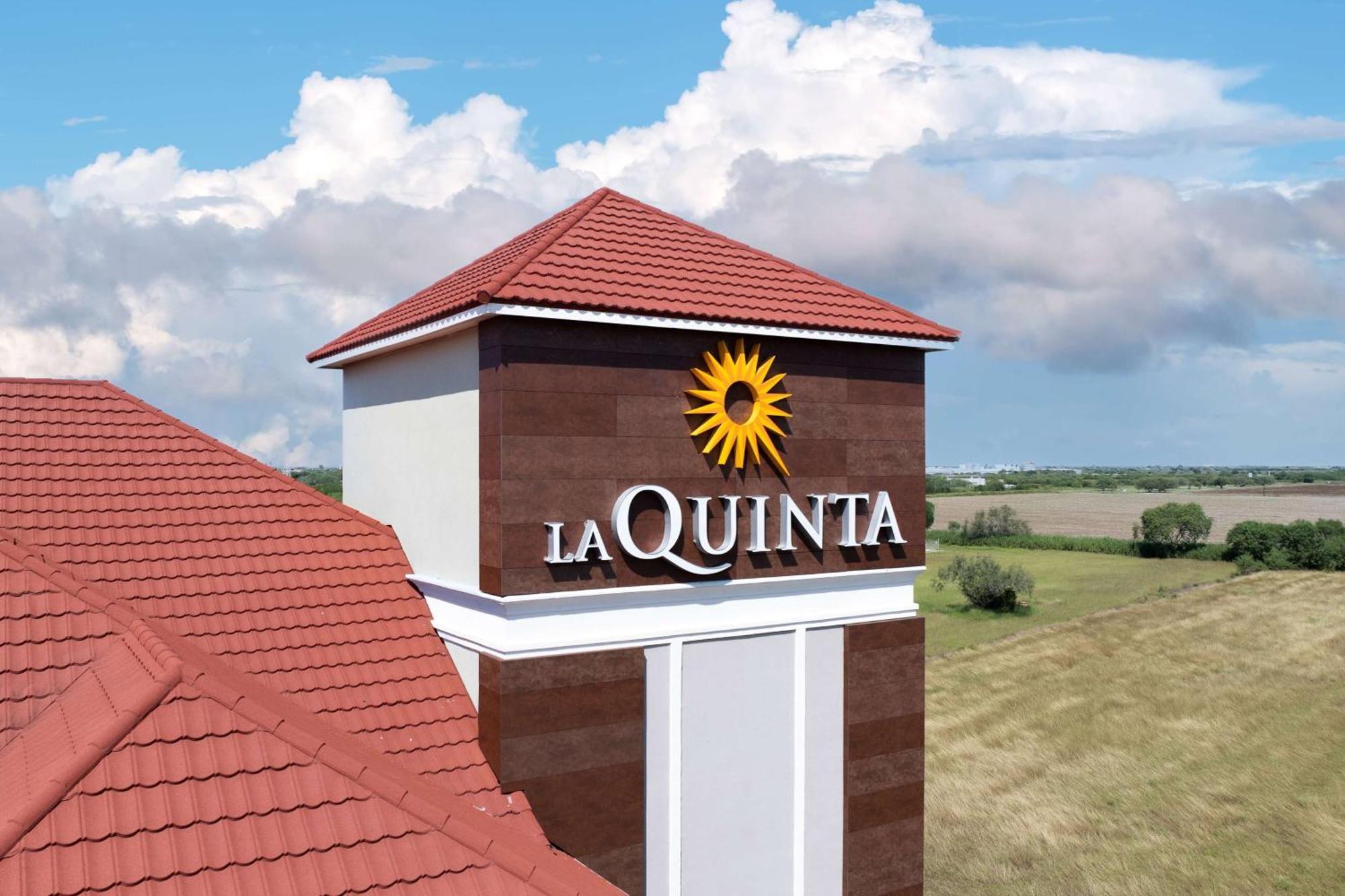 La Quinta Inn Suites By Wyndham Raymondville Harlingen Экстерьер фото