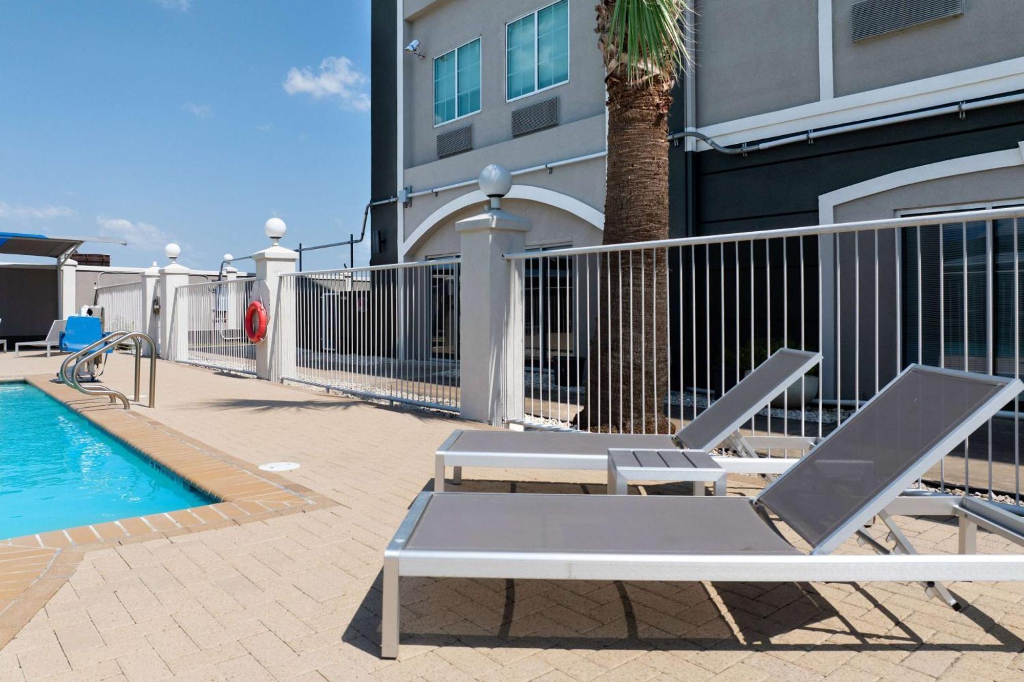 La Quinta Inn Suites By Wyndham Raymondville Harlingen Экстерьер фото